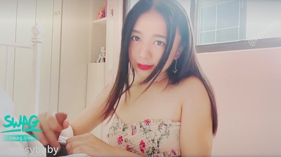 趁爸妈不在！约粉丝来家里无套中出狂射2发！封面