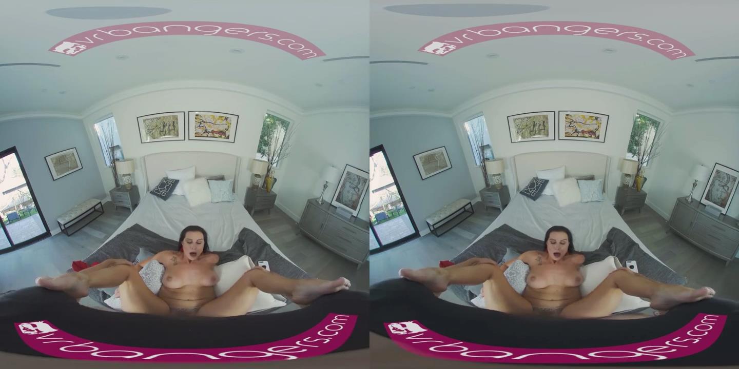 VR BANGERS热辣的德国米尔夫在打电话时做爱封面