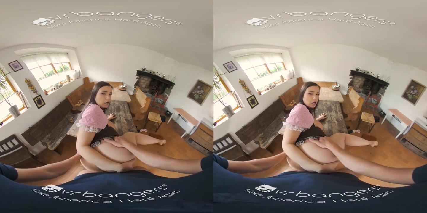 VR BANGERS曲线优美的欧洲服务员为她提供早餐封面