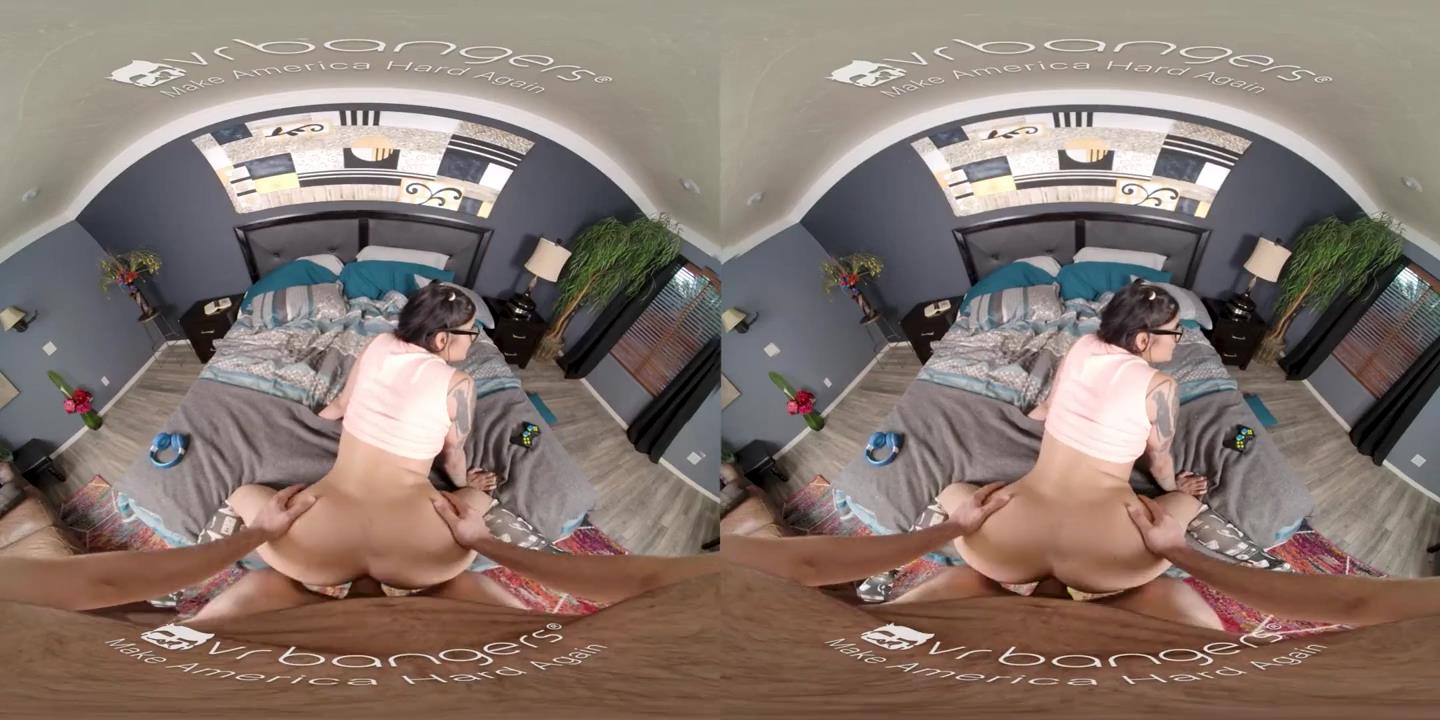 淘气的游戏玩家Babe一起玩她的紧身猫咪VR色情片封面