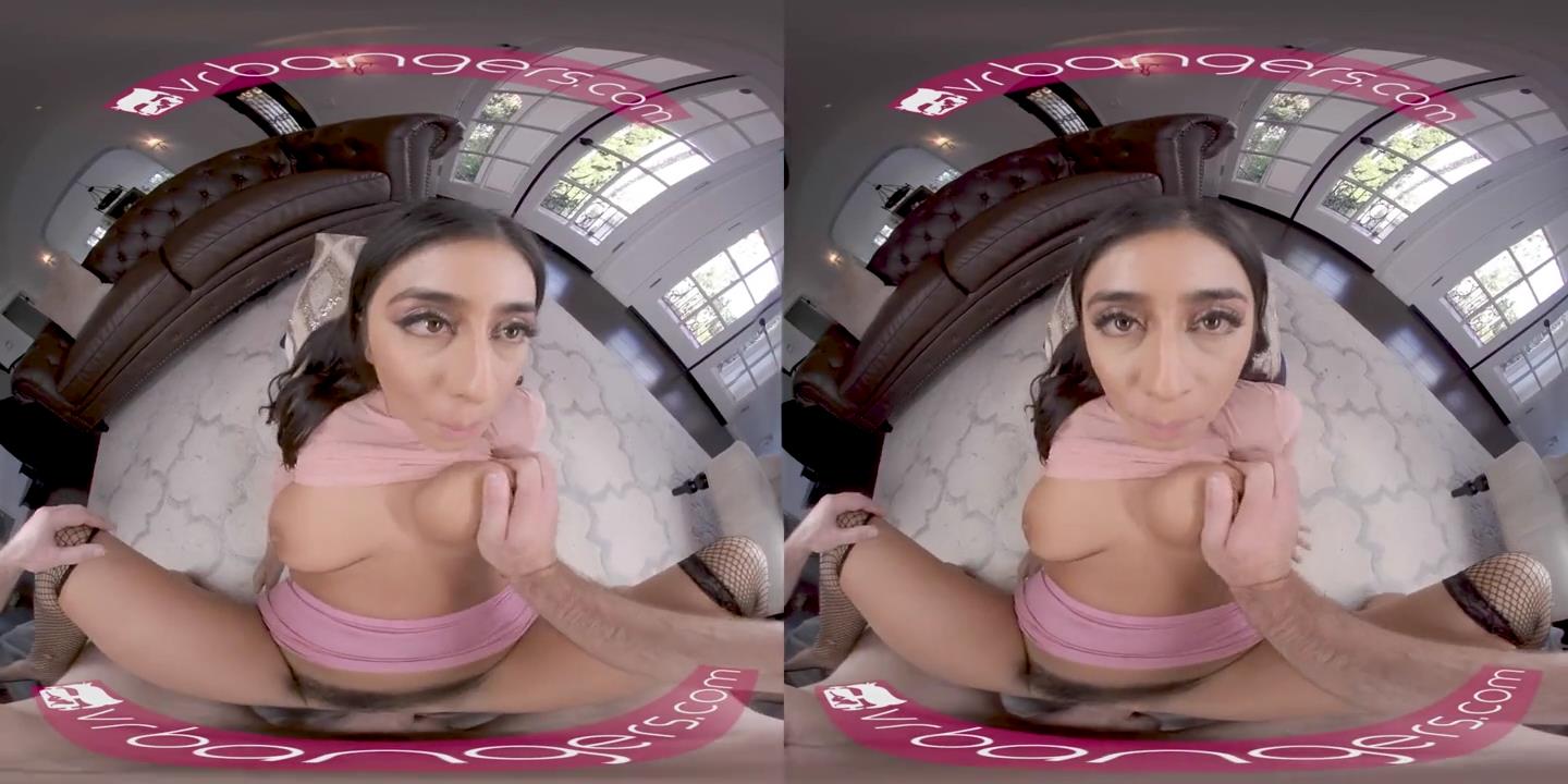 VR BANGERS与热门拉丁朋友VR A片的性行为封面
